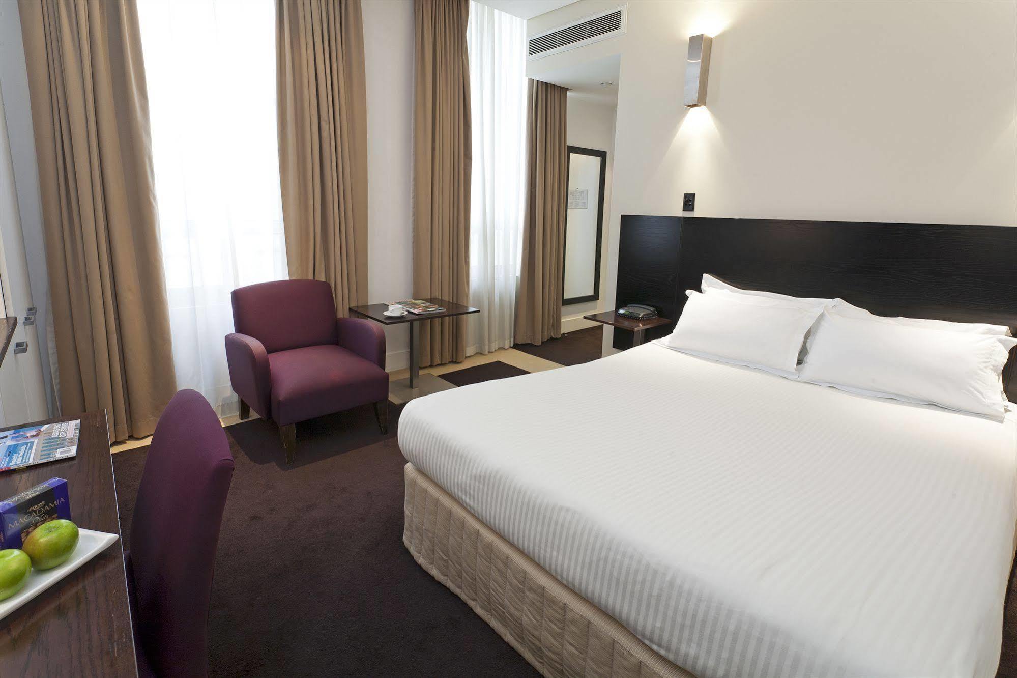 Hotel Causeway Melbourne Room photo