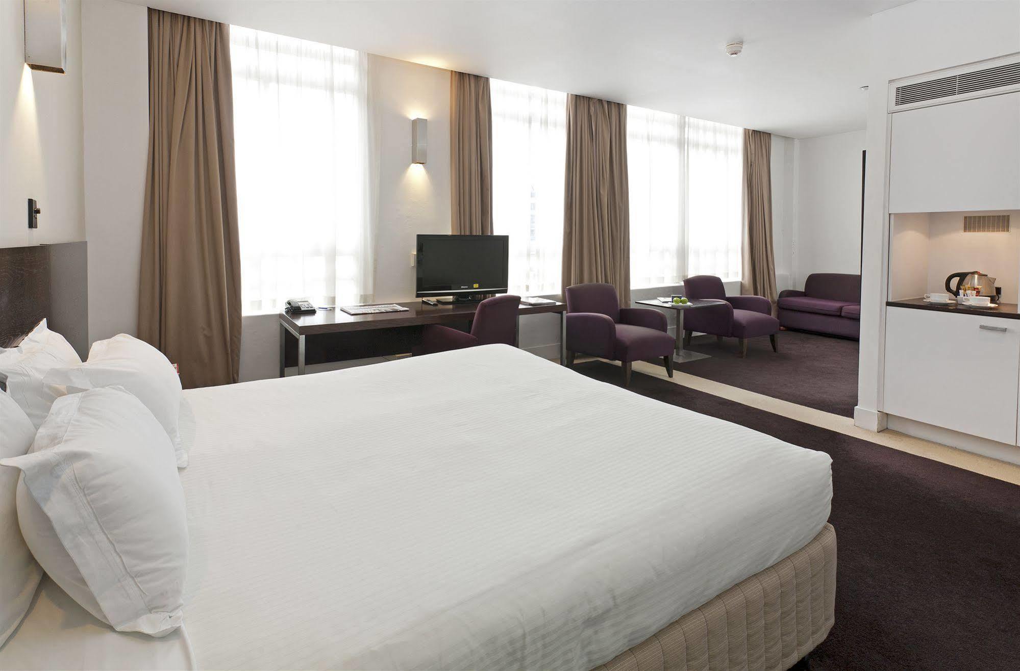 Hotel Causeway Melbourne Room photo